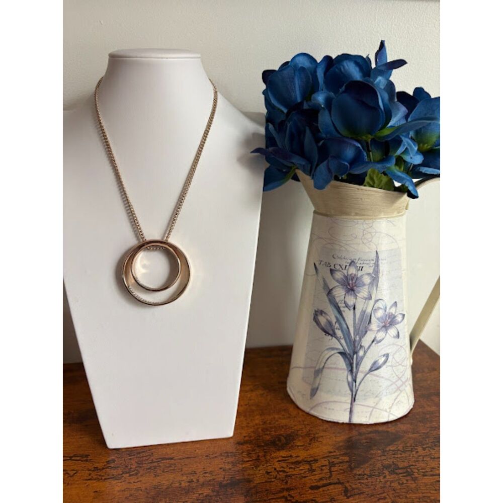 Double Circle Pendant Necklace with Rhinestones